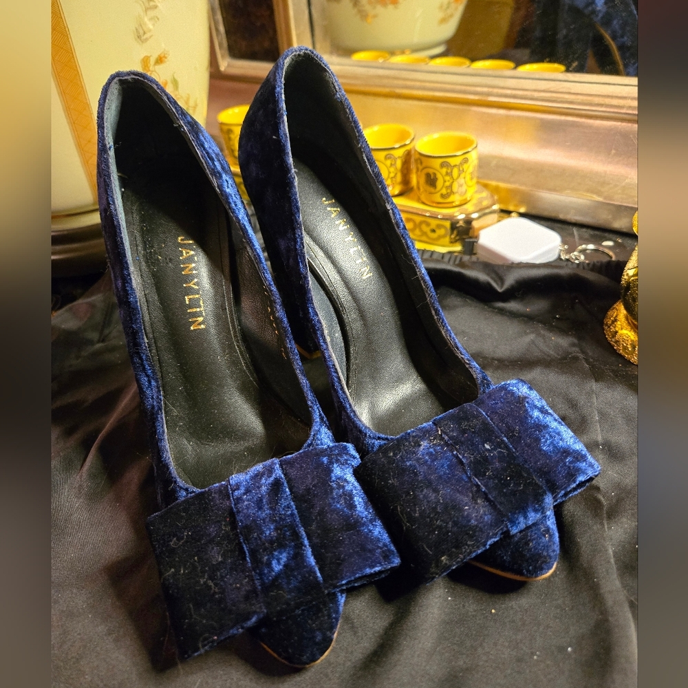 ✨ JANYLIN Navy Velvet Bow Pumps – Size 7 / 38✨